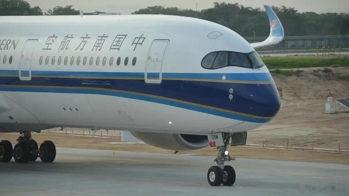 南航回应女子怼空乘不会中文 近日有媒体报道，在亚洲航空一架由重庆飞往吉隆坡的航班