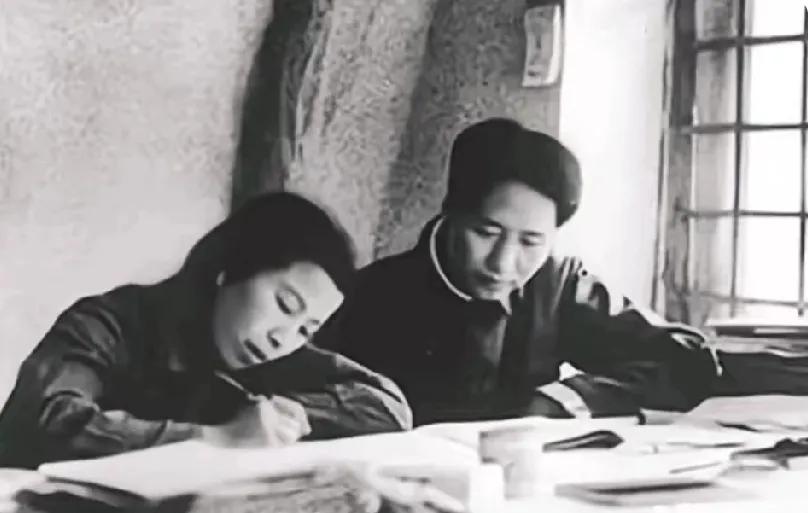 延安时期的毛主席夫妇，在简陋的窑洞里，两人伏案工作到深夜。
尤其是伟大领袖毛主席