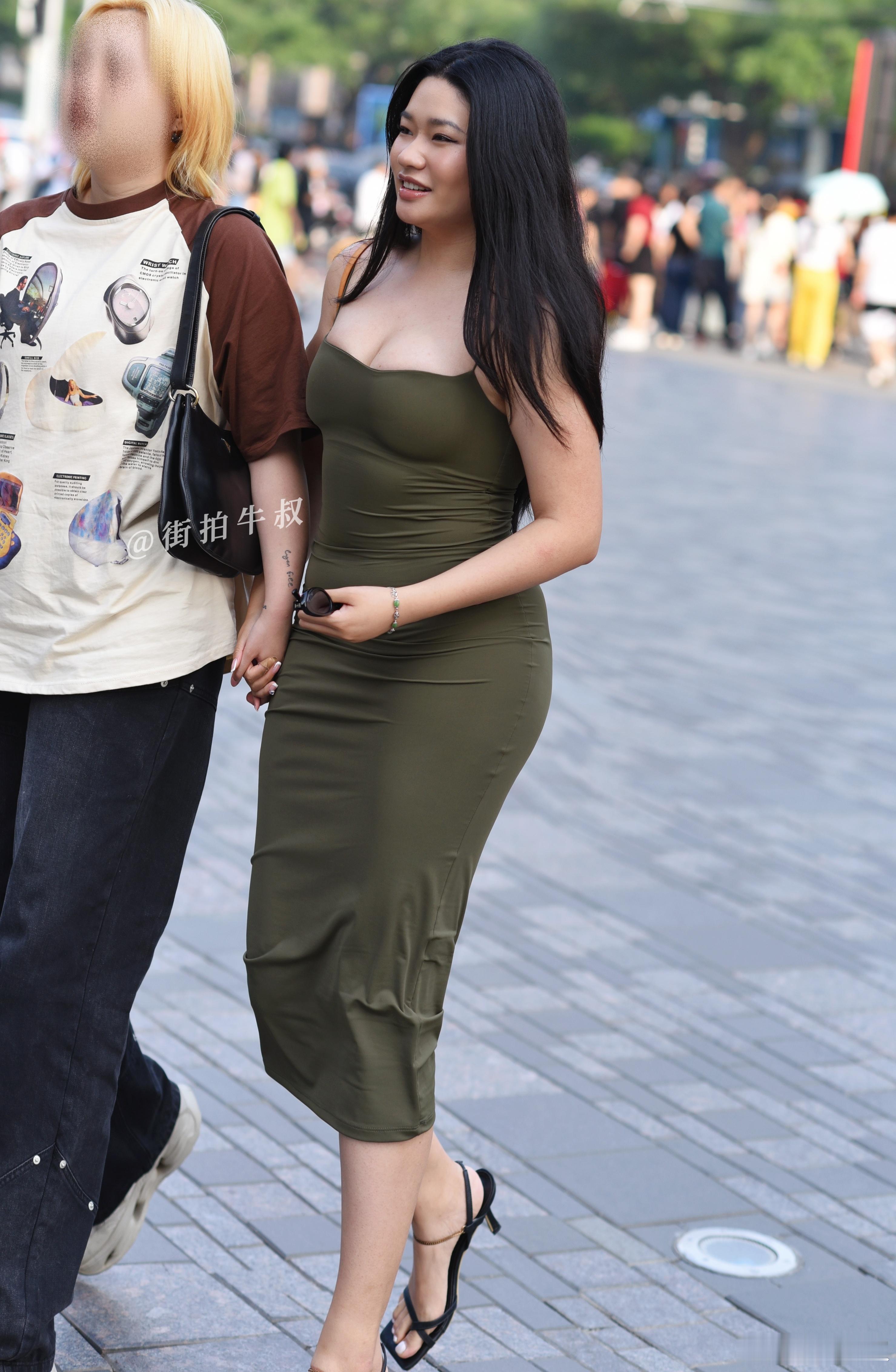 性感的紧身抹胸吊带裙 