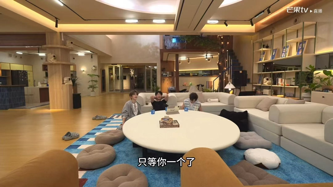 何老师催促檀健次丁程鑫我们的宿舍直播间观众全都蹲檀健次和丁程鑫，何老师在线担负起