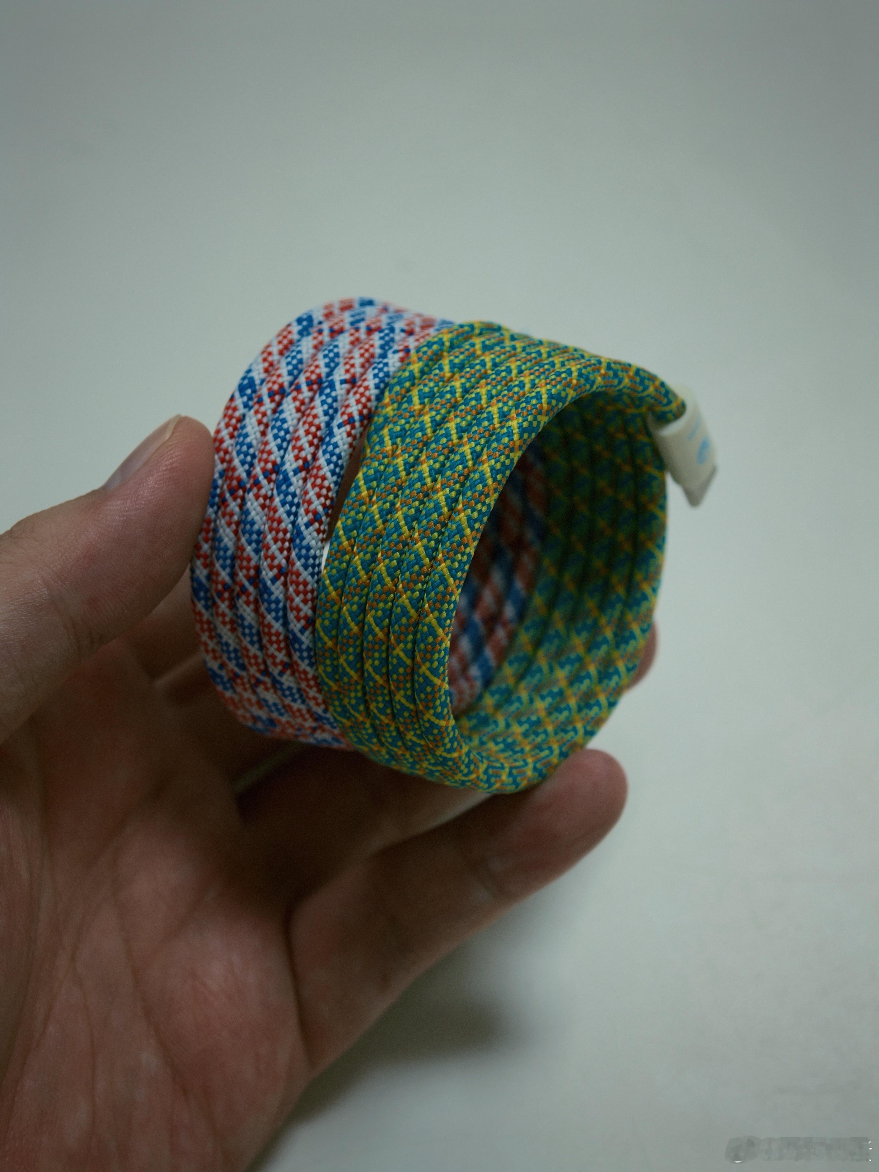 收到了 二合一底座，还有新编制样式的贴贴线，这个贴贴线真不错，逐渐给我家里设备都