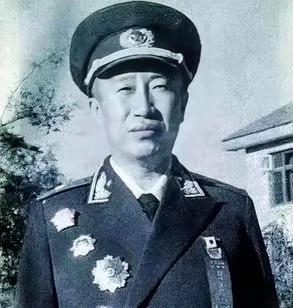 1955年，“授勋仪式”过后，彭德怀怒气冲冲地找到了毛主席，一进门，就激动地说道