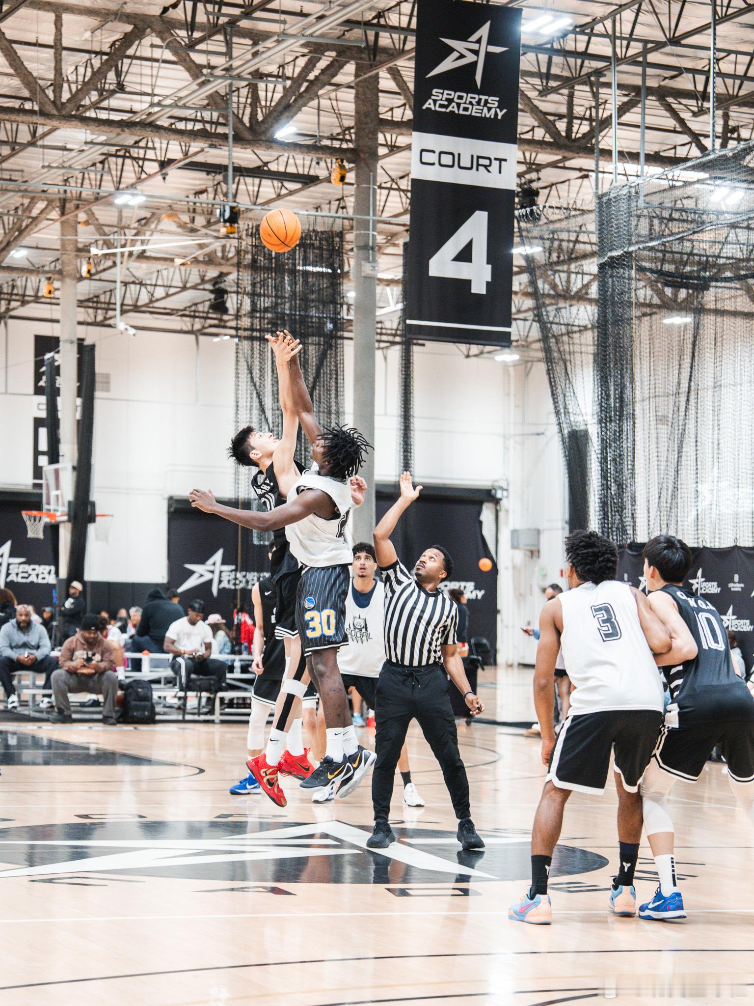 今天耐高精英男队在洛杉矶和Socal Academy 二队进行了一场比赛，最后5