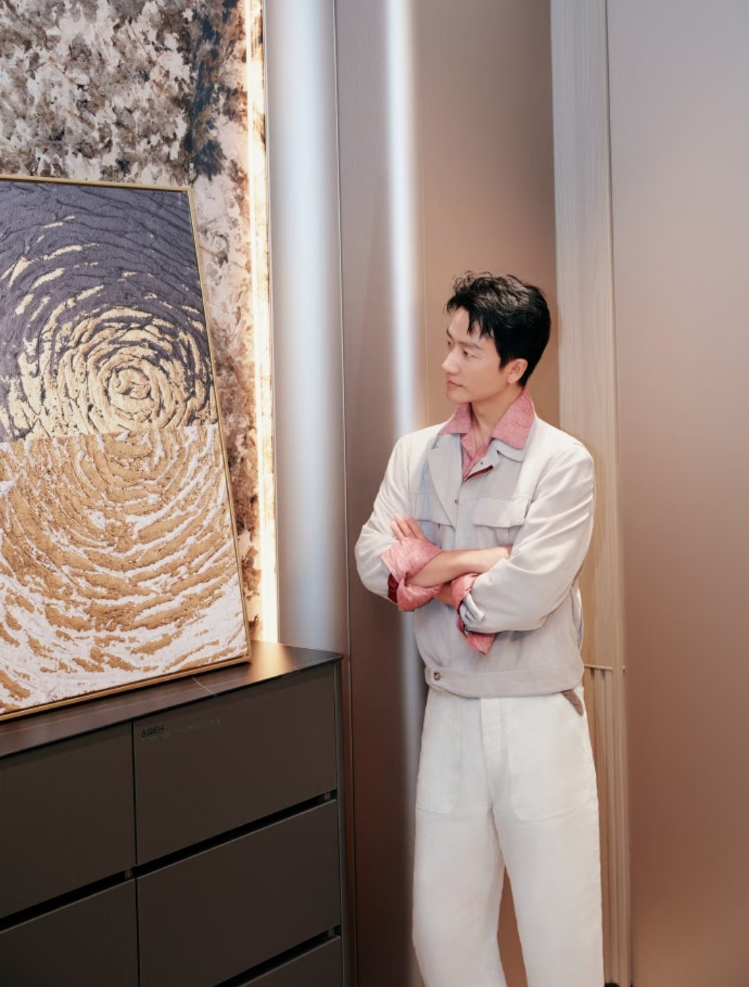 黄轩的一组日常～“赴一场关于家的邀约，待得很舒服 😌在生活里走走停停，感受被妥