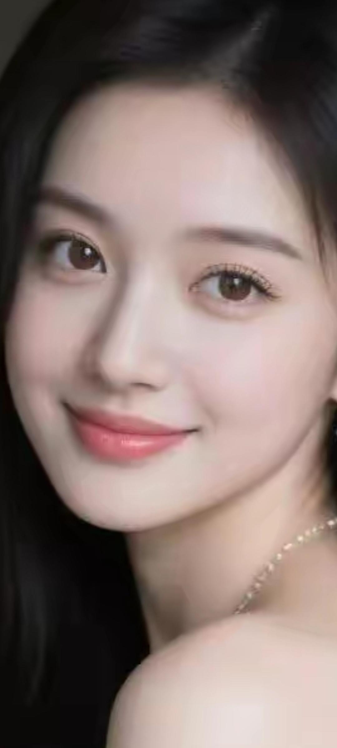 甜美笑容，温柔可人，宛如春日暖阳般迷人。