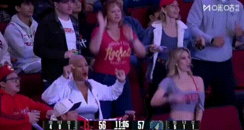 火箭场边美女热舞，该进啦啦队啊！
3节初申京大帽麦克丹出界争议回放期间，镜头给到