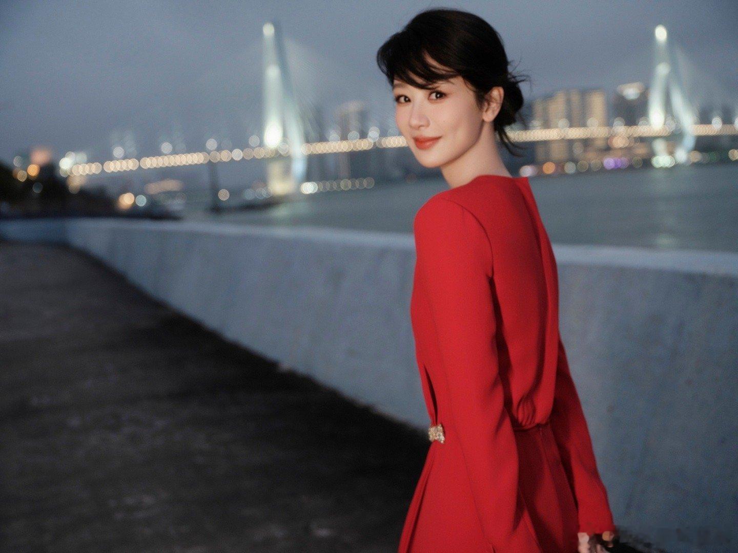 杨紫红裙 好灵气！很美！从童星到女神，妥妥的剧抛脸（鞋子种草了 