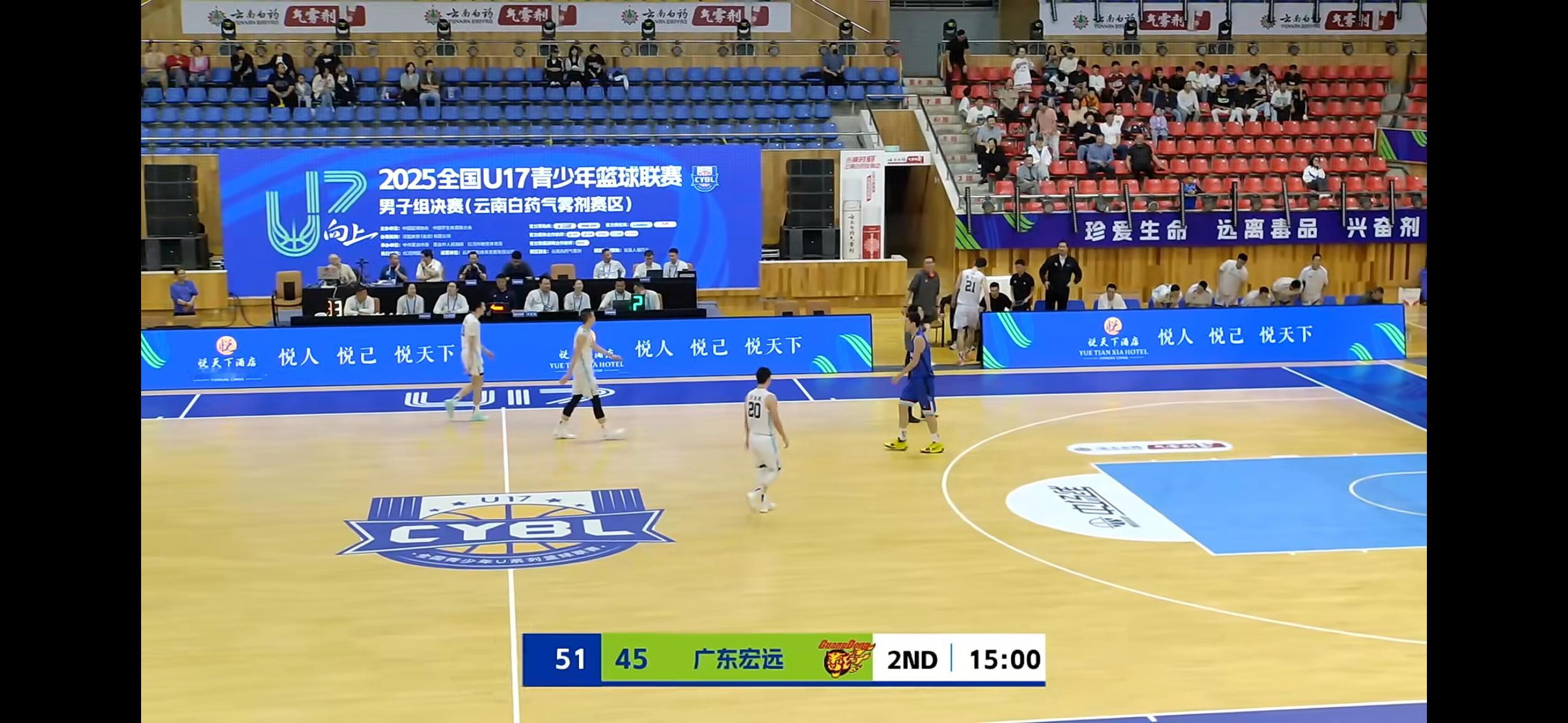 半场战罢，上海久事U17以51比45领先广东宏远U17。质量不错的半场比赛，两支