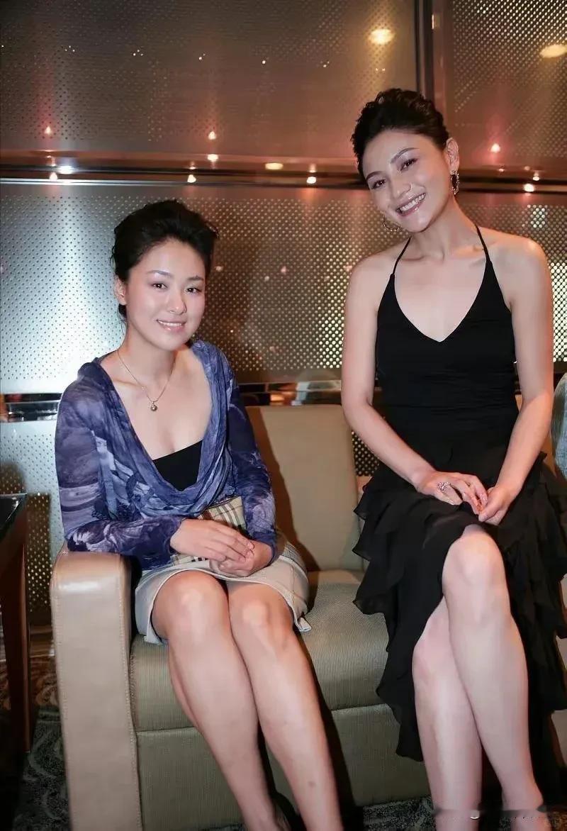 右边的这位演员是谁？穿着黑色的吊带裙，具有现代女性的时尚，散发着独特的魅力，看着