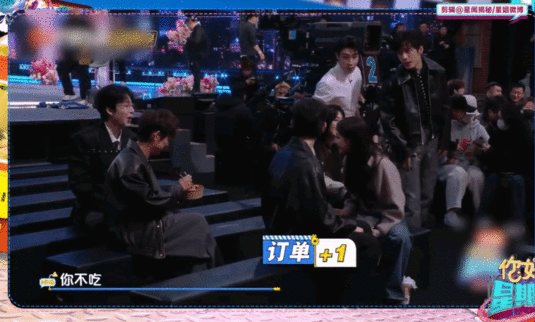 迪丽热巴来你好星期六干饭了迪丽热巴一出场就拿着小面包迪丽热巴在《你好星期六》里干