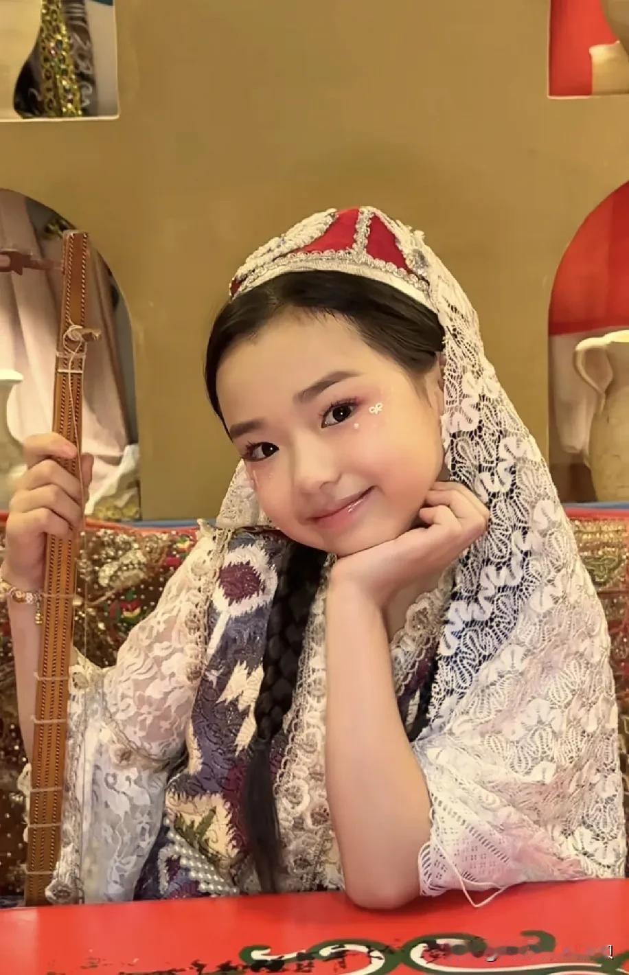 总觉得小酒窝跟小s二女儿有点像！

都有着超出年龄的成熟感，一颦一笑没有同龄人的