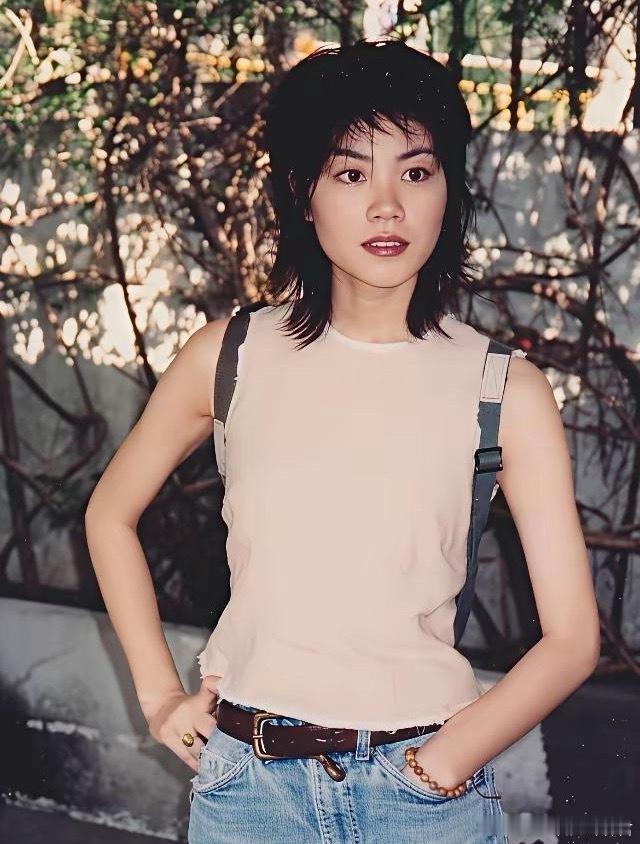 年轻时的王菲和年轻时的高原，怎么比王菲都完胜，突然就不理解窦唯 