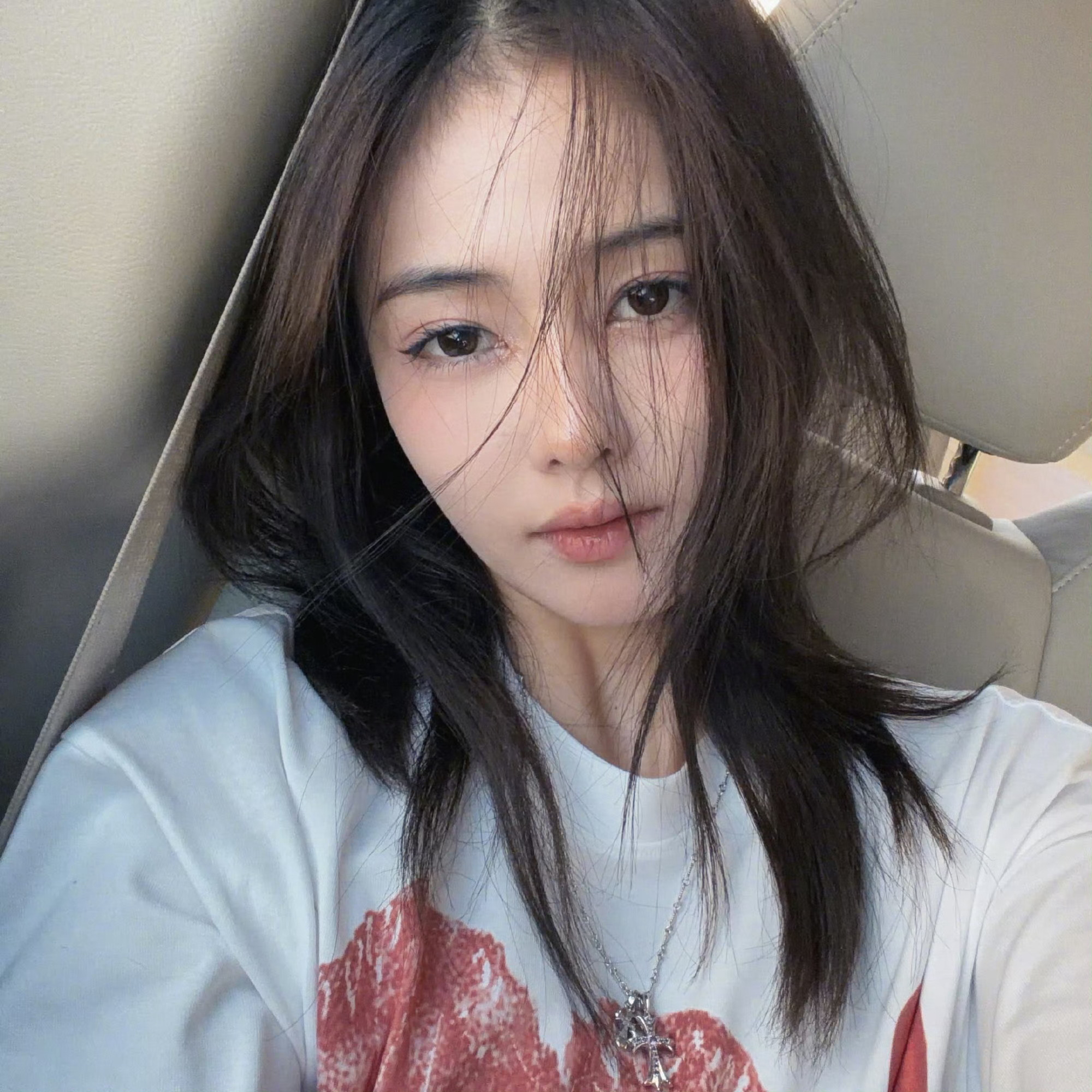 白鹿晒手搓眼线手搓眼线也能这么好看，白梦妍好棒