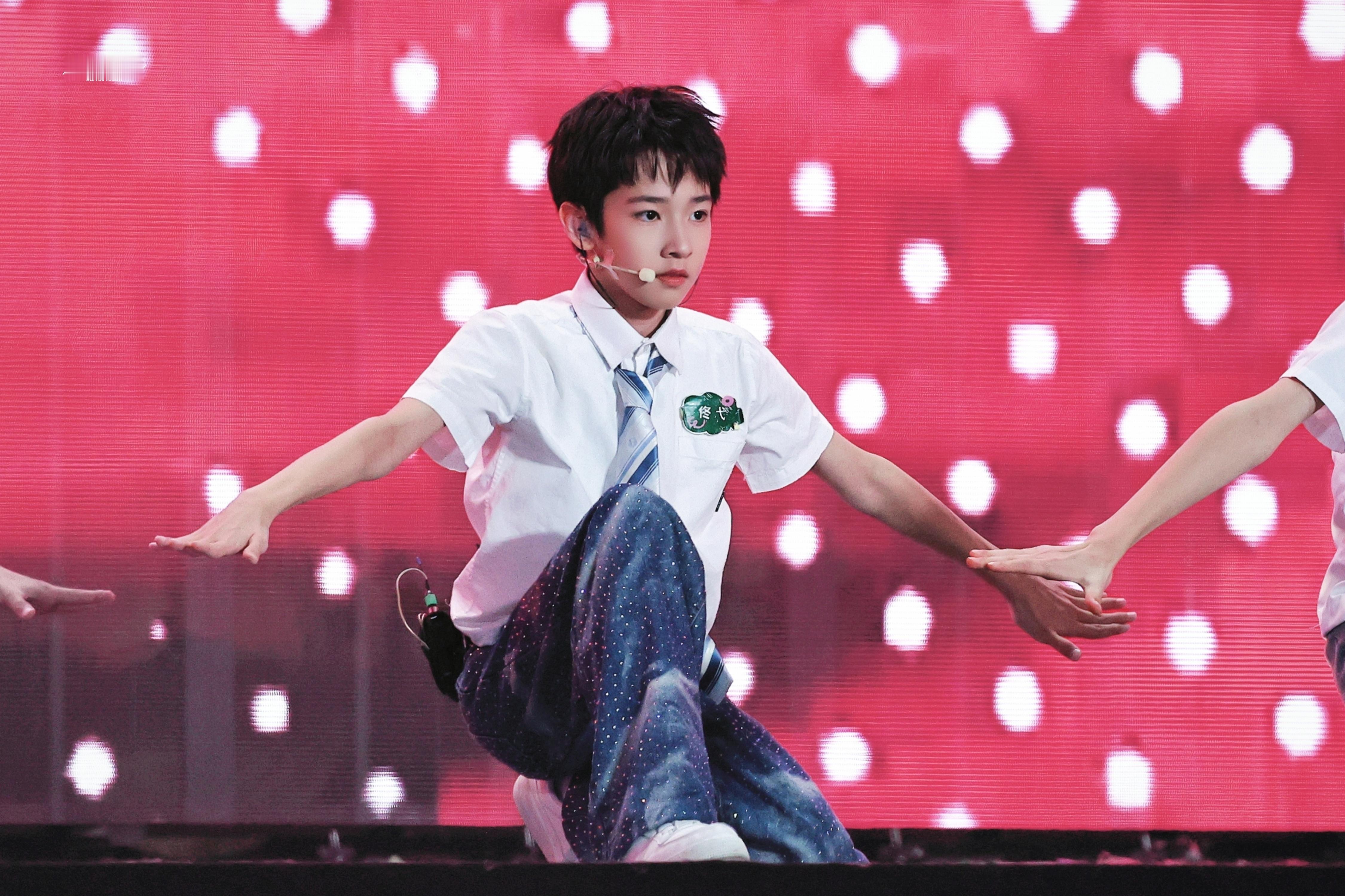 我宝虽然舞姿呆呆的 但是每个动作都很卖力啊 手指头都使劲到翘起了 作为少儿舞蹈老