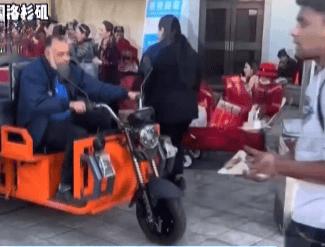 中国“三蹦子”血洗北美！老外狂追：比皮卡香


你敢信？国内几千块的“土味”电动