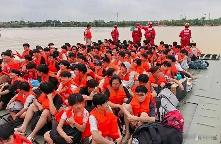 “救援航母”开进学校，我看到了科技最该有的样子

  6000多名师生被困洪水，