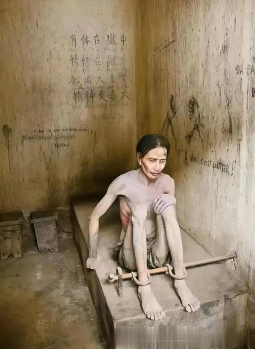 说起日本侵虐军，真的是让人愤怒不已。下面图片中，是一个被囚禁的我国士兵，他骨瘦如