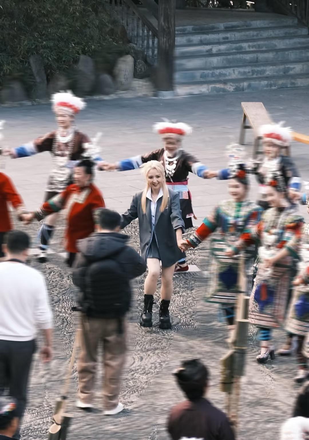 38岁四娃妈被嘲偷穿爸爸衣服，却引爆非遗搜索240%增长。
她三小时换三套侗寨服