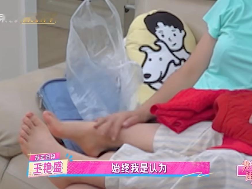 拉宏桑和妈妈谈及催婚原因落泪拉宏桑妈妈在催婚是想要让她找到可以依赖的人，看到爸爸