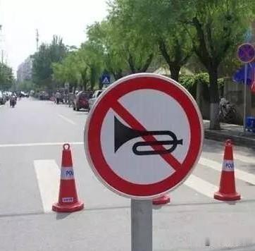 谁更缺德？
大清早，一阵阵刺耳的汽车喇叭声从楼下传来，一声接一声。持续的约有十几