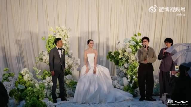 #毛不易说最烦恼朋友不能一直陪伴#毛不易在相识二十年老友佳奇婚礼上的致辞引发共鸣，早年采访中关于友情
