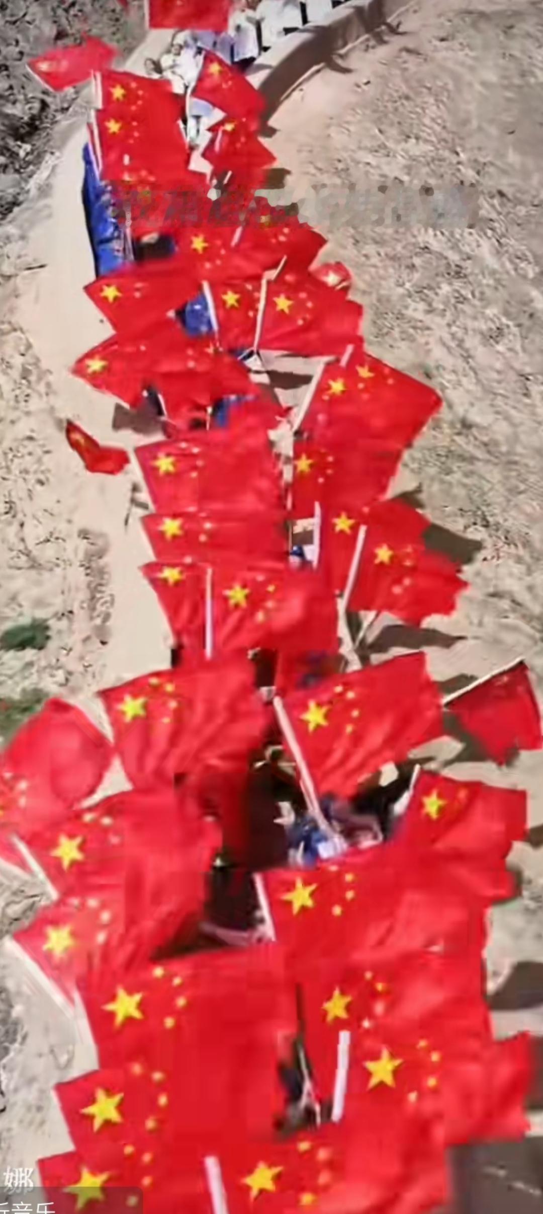 爬慕田峪长城的时候刚好赶上国庆前一周，抬眼瞬间就被震住了。
从敌楼的垛口到步道的