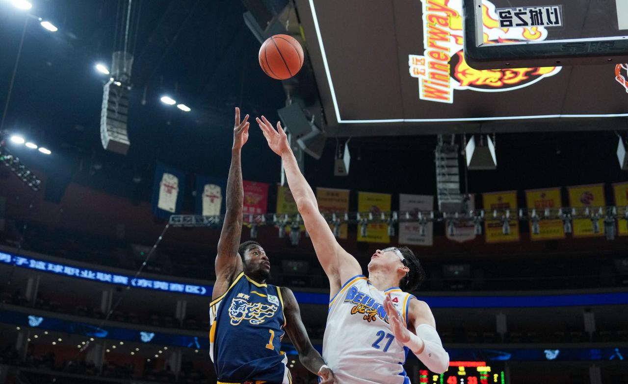 CBA官方公布了本赛季最佳一阵的评选结果，入选的分别是贺希宁、胡金秋、李弘权、陈