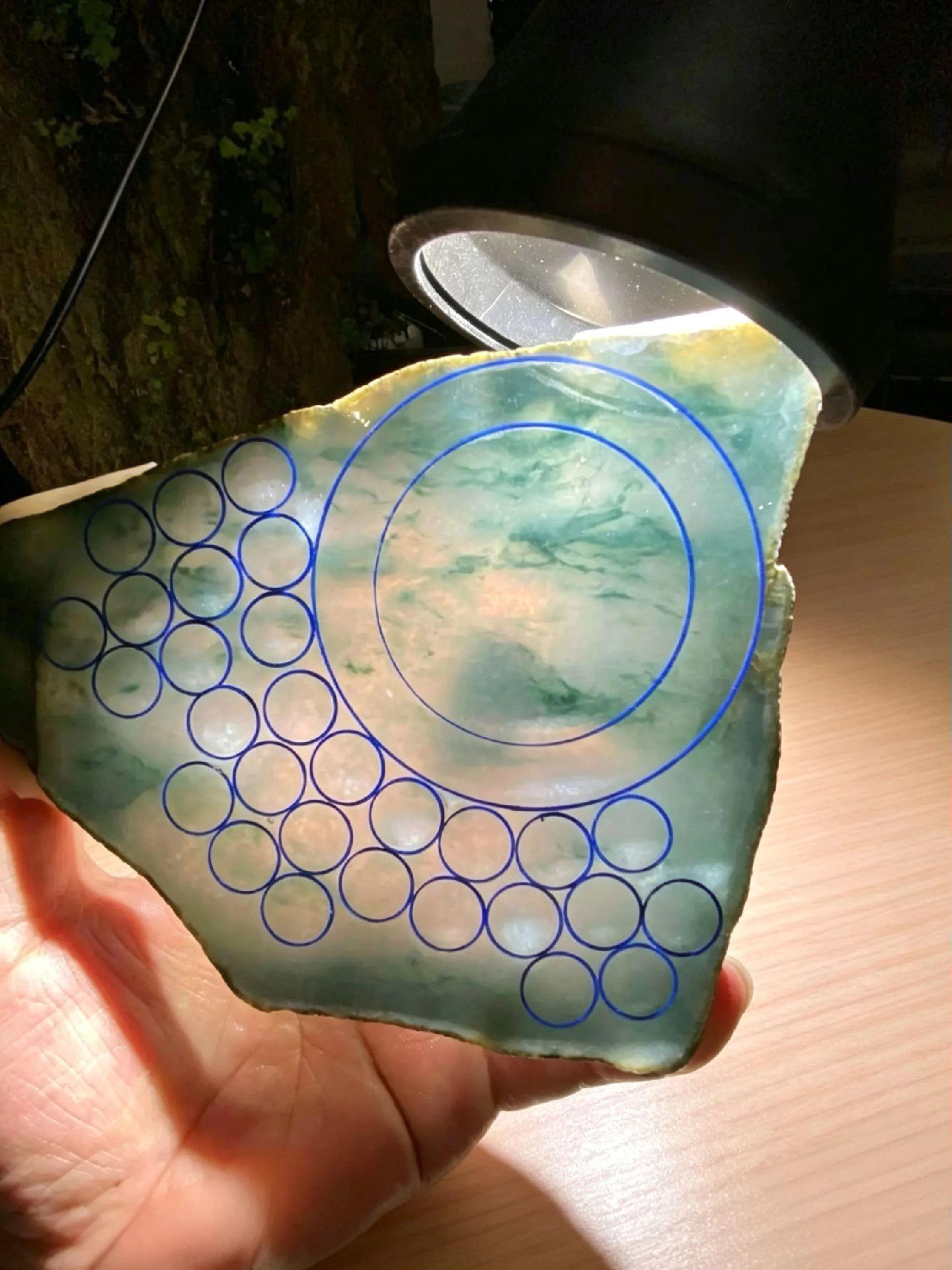 一刀切开，美女呆愣当场 翡翠原石 