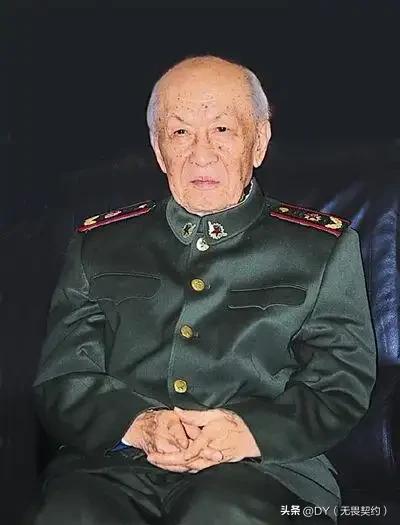 载着核弹的飞机投不出炸弹，全场慌了。只有他拿起话筒：带弹着陆，我扛。

指挥所里
