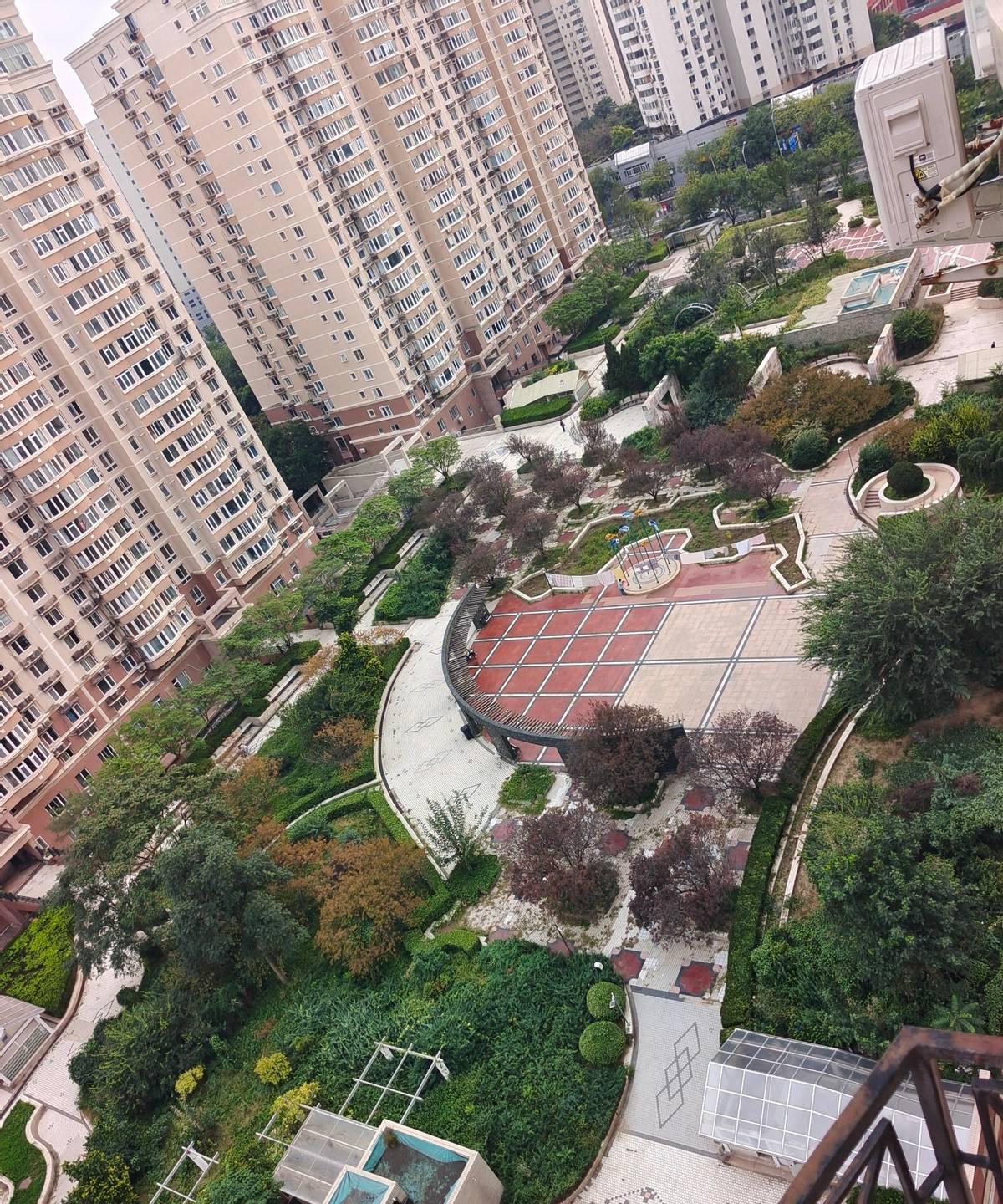 望京知名楼盘截止目前已经成交套房源每个月
望京这个知名楼盘价格波动有点大，竟然还