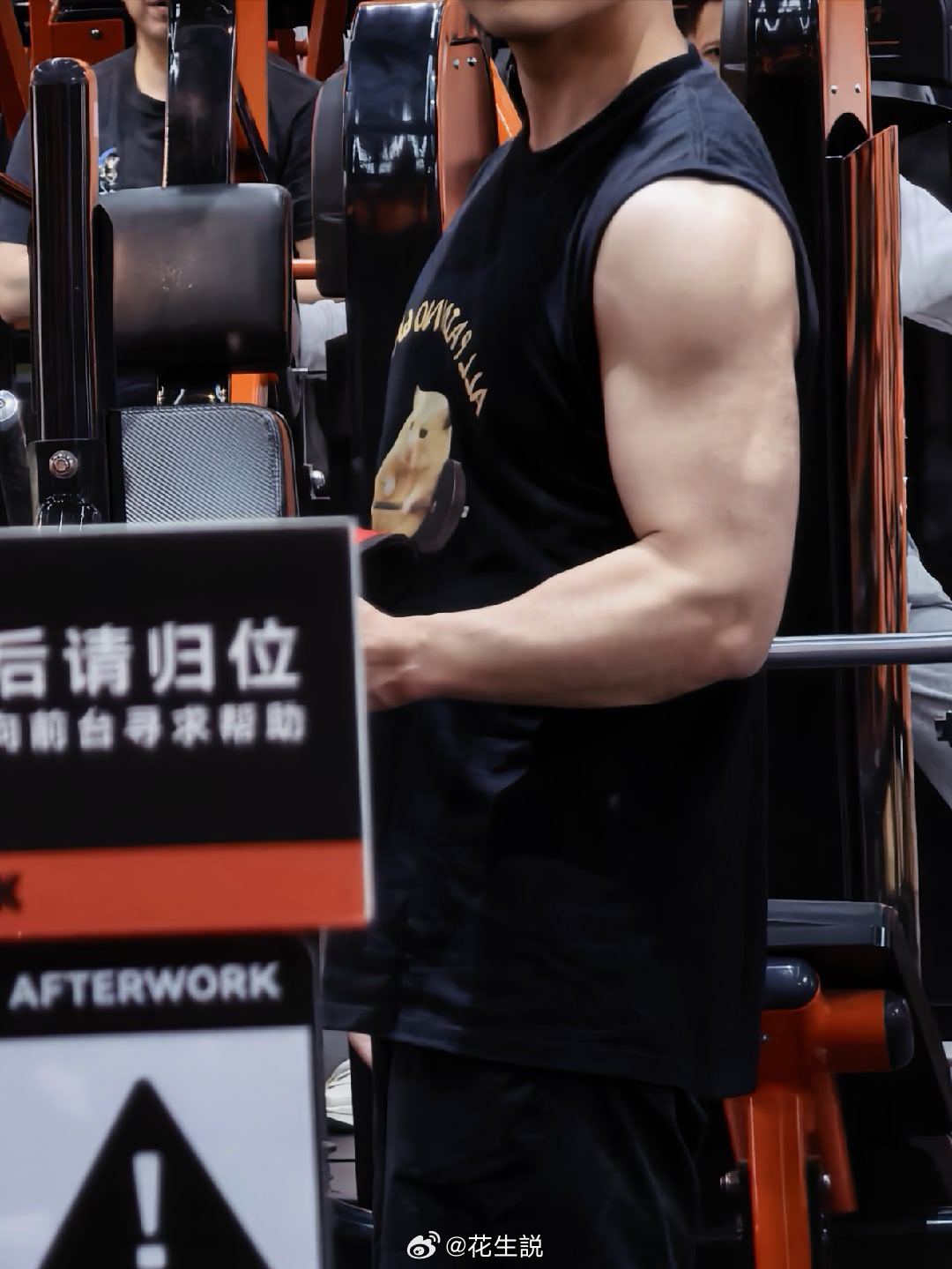 健身打卡第159天，练肩 