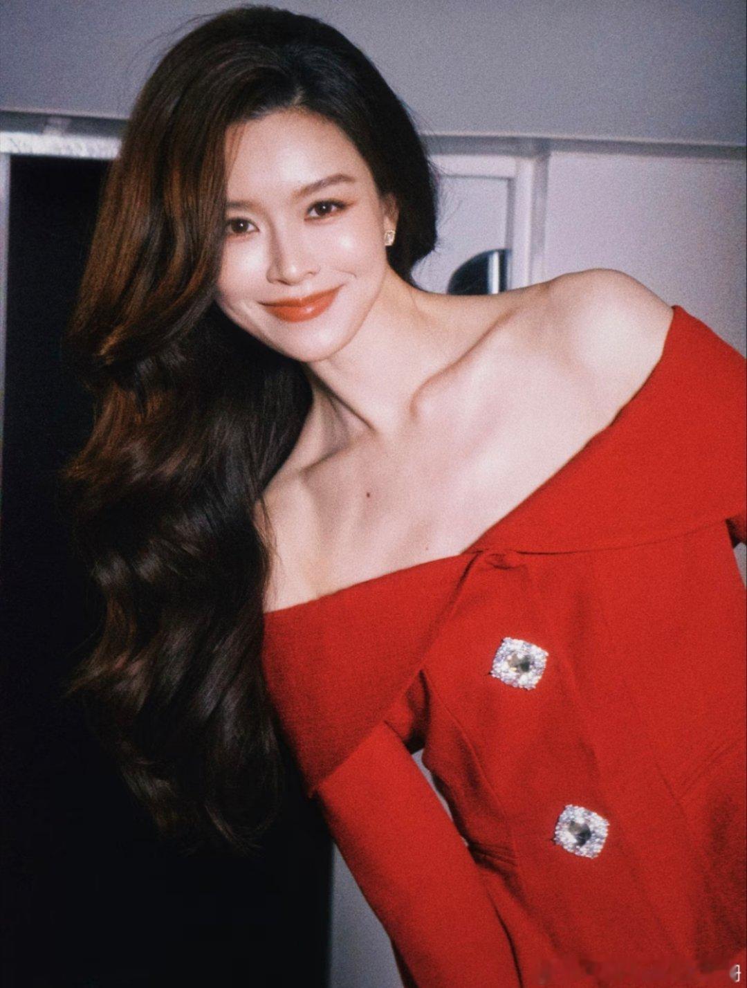 文咏珊产后复工   文咏珊当妈后气质更好了，身材纤细不说，气质还更温柔了。能这么