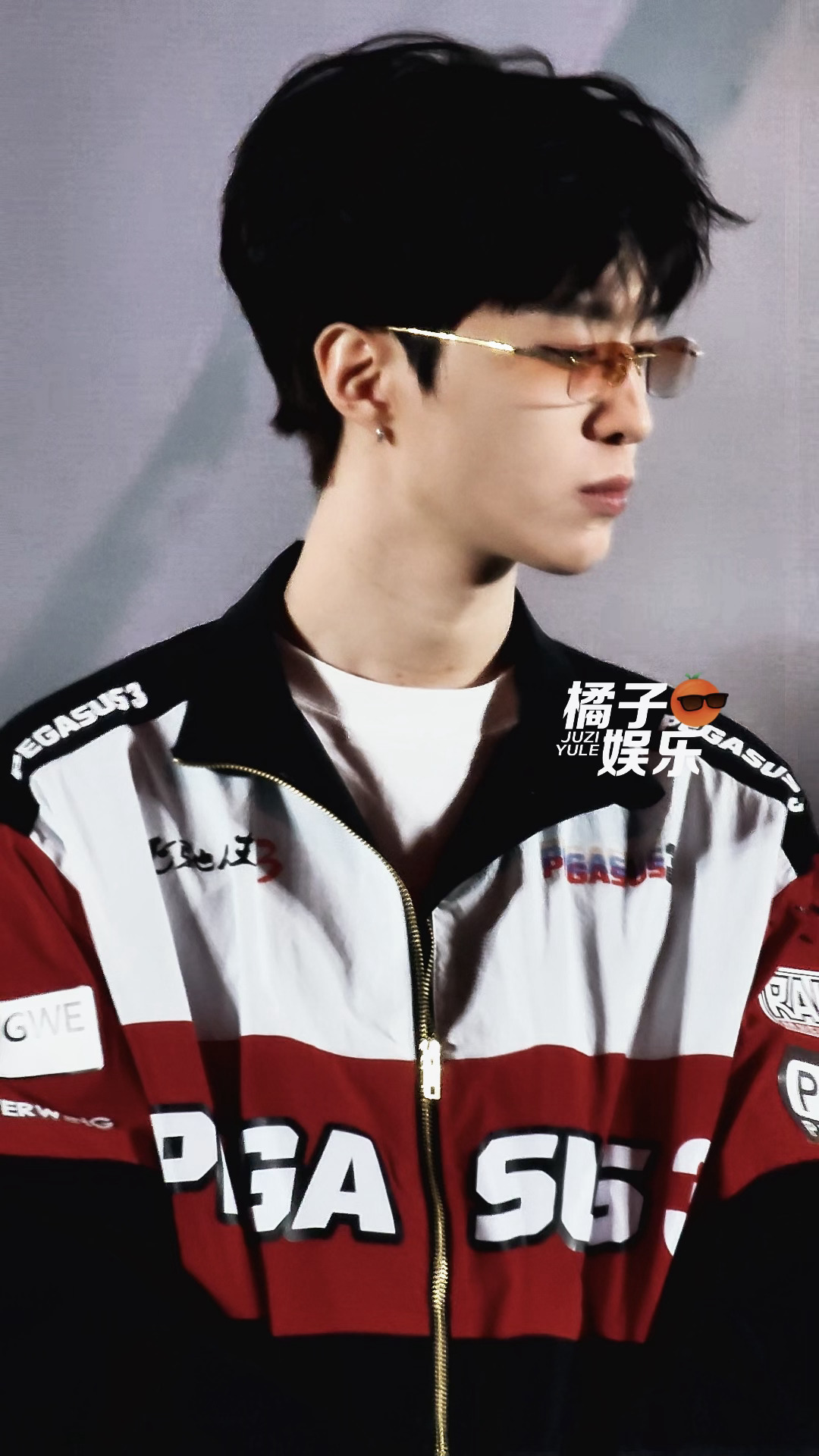 给大家投送一个今天路演现场的范丞丞侧颜直拍