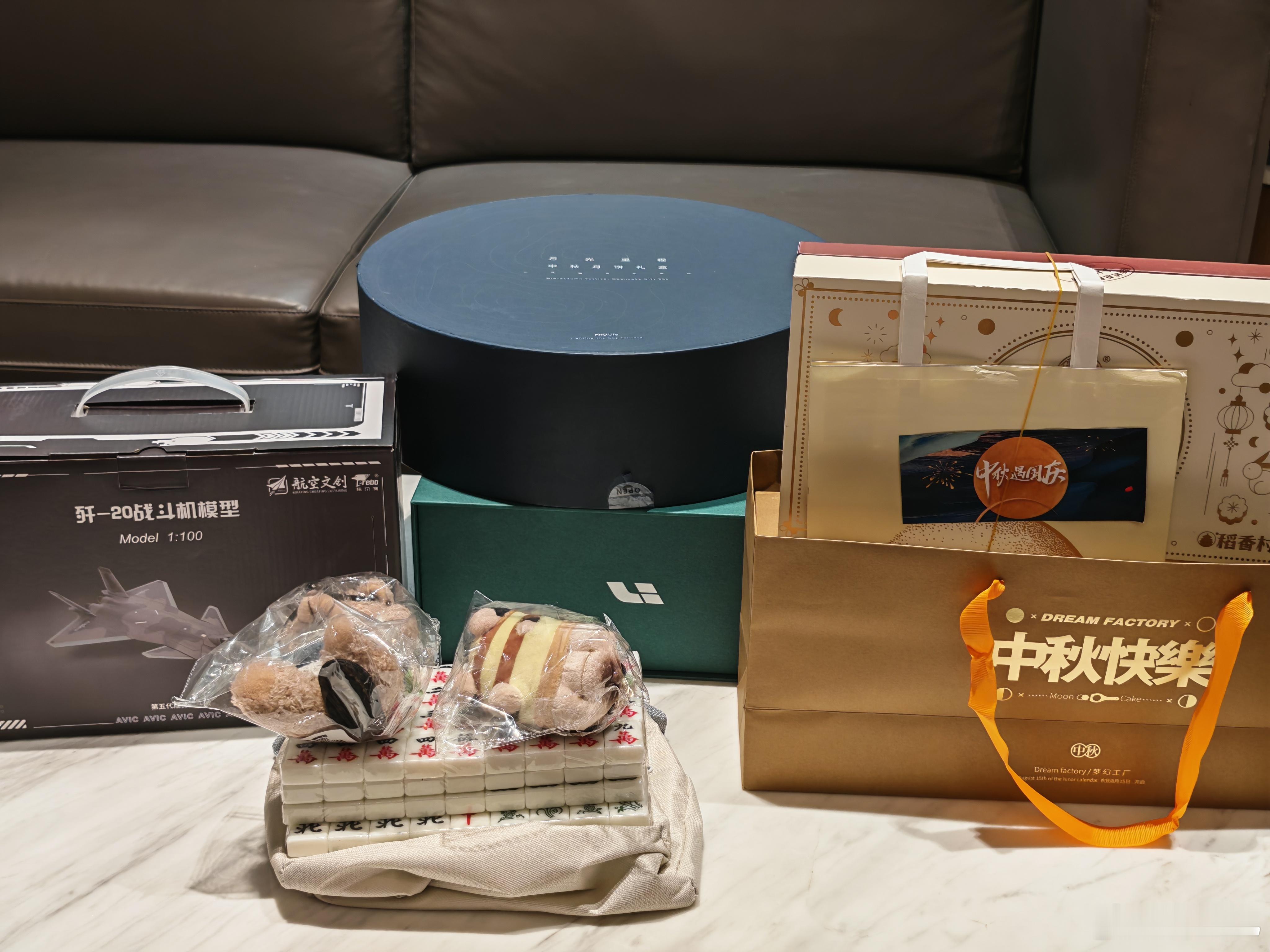 出差回来，拆了一堆快递，感谢各位甲方爸爸！  ​​​
