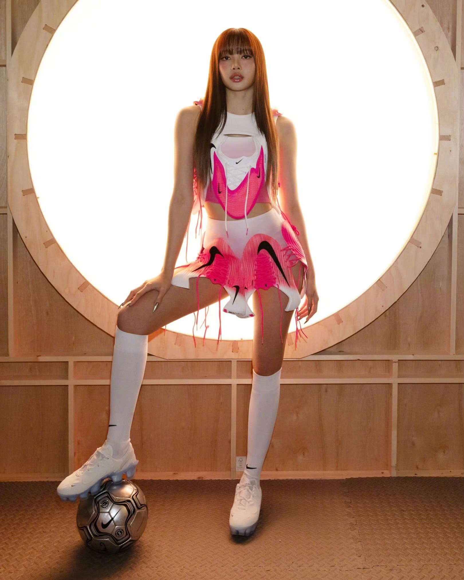 BLACKPINK成员 LISA 率先上脚 Nike First Sight M