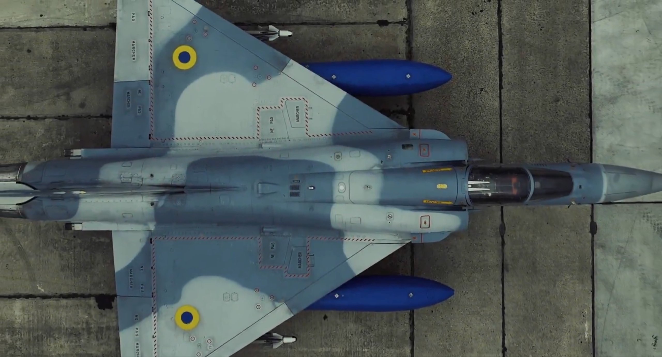 一架乌克兰空军的法制幻影2000-5F战斗机，挂载RPL 541/542 200