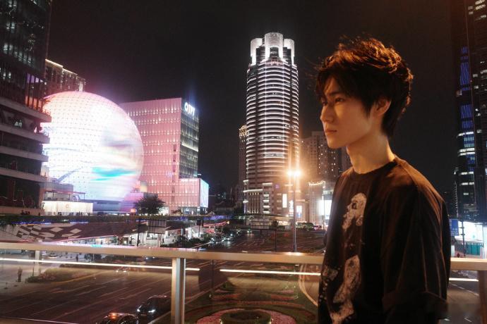 张真源上海夜景plog张真源跳撕名牌很拿手暖黄街灯搭配错落霓虹，构筑绝佳拍摄环境