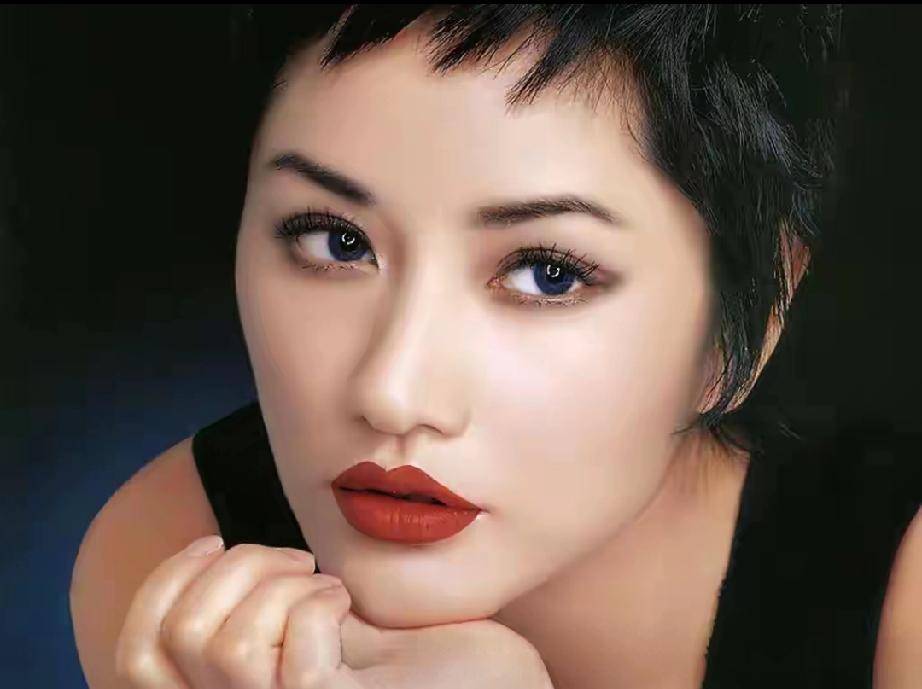 54岁瞿颖凭“活人感”翻红！情伤后嫁机长泰国躺平，活成人间清醒
 
      