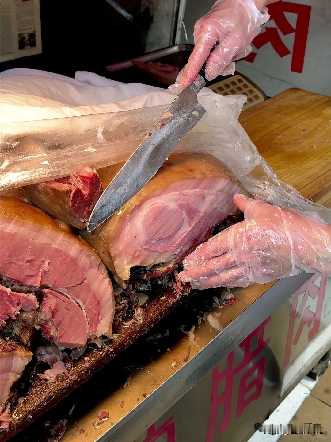 陇西腊肉好吃的秘诀在于“片”。“片”得越薄，味道越好。只要你现在肉摊子片，开口问