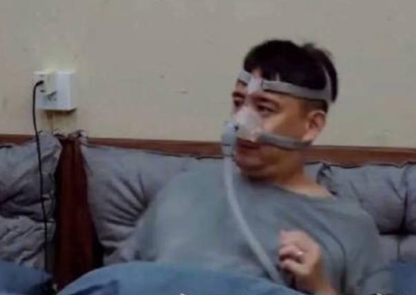 黄磊竟被“打呼”逼上绝路？

你敢信吗？黄磊睡觉居然要戴呼吸机！最近他在综艺里这