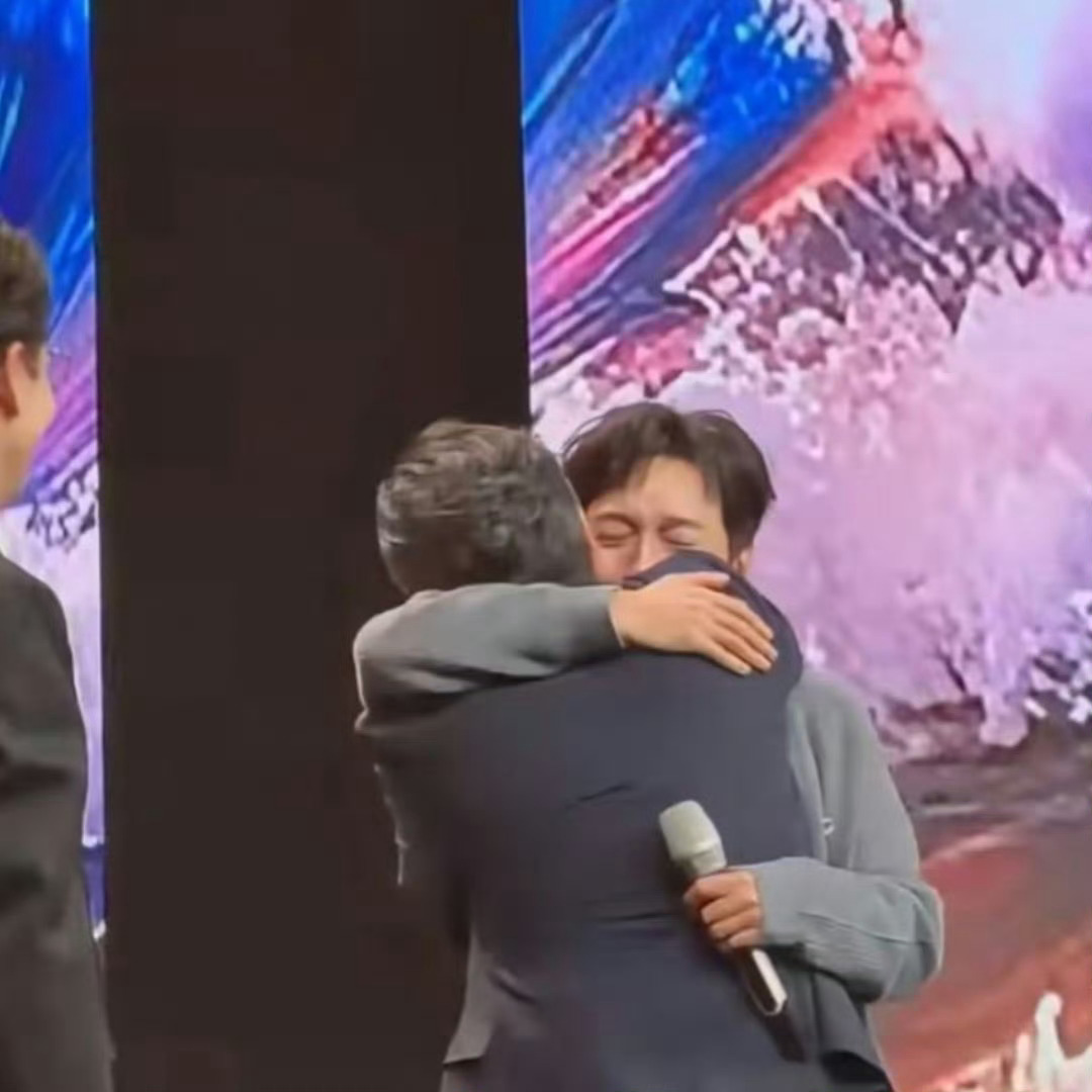 李维嘉何炅相拥而泣 我想看他们五个人的团综 不要任何嘉宾的那种[老师爱你] ​​