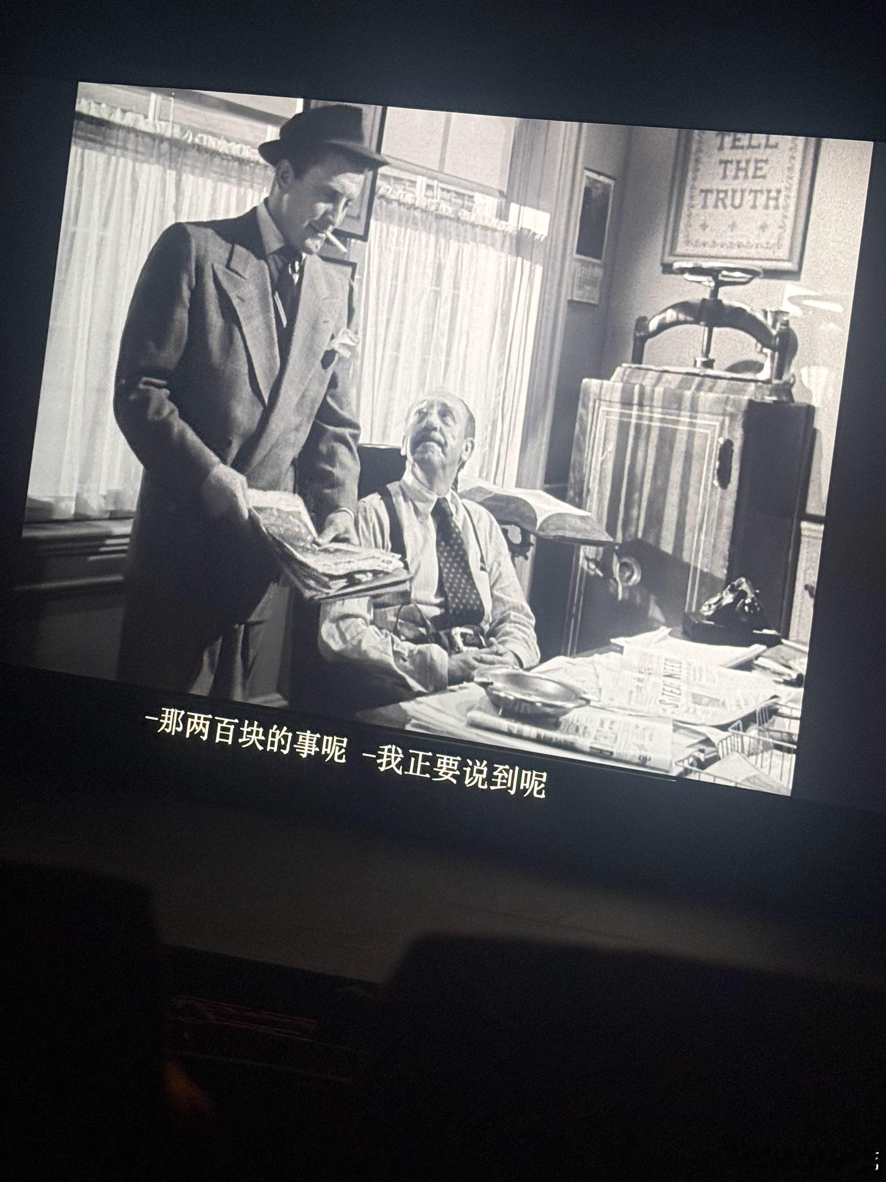 今天来看一部经典荒诞电影《倒扣的王牌》展示了在新闻风暴下娱乐至死的悲剧事实是什么