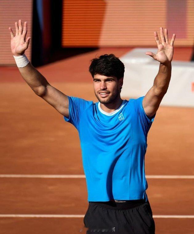 阿尔卡拉斯退出巴塞罗那公开赛赛事官方消息：阿尔卡拉斯因右手腕不适退出接下来的巴塞