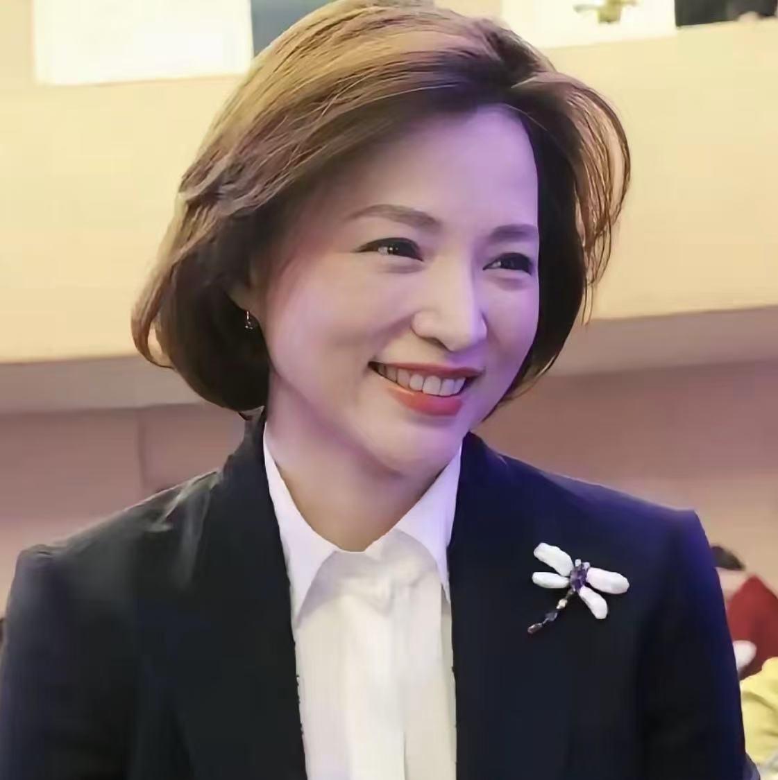 今年春日，董卿送别了抗争癌症七年的母亲。与此同时，她的丈夫、百亿富豪密春雷，已然
