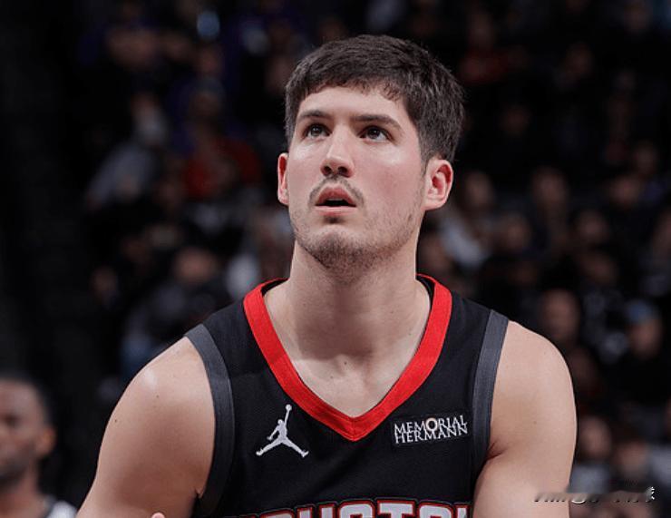 谢泼德最近似乎又返回到了上赛季的竞技状态，他这几场的表现让球迷褒贬不一。
不知道