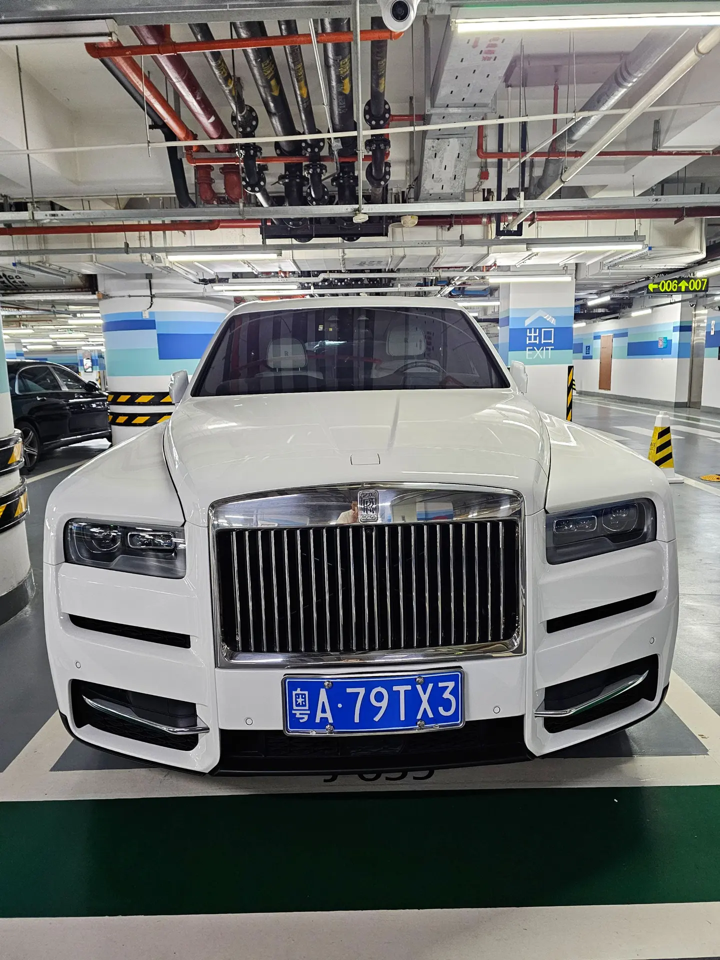 在广州某地库偶遇大佬座驾劳斯莱斯库里南，白色外观绿松石蓝双腰线，气场强...