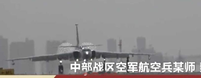 在关于轰-6系列的介绍中，一直有提到过减速伞，这次《军事报道》中出现的镜头尚属首
