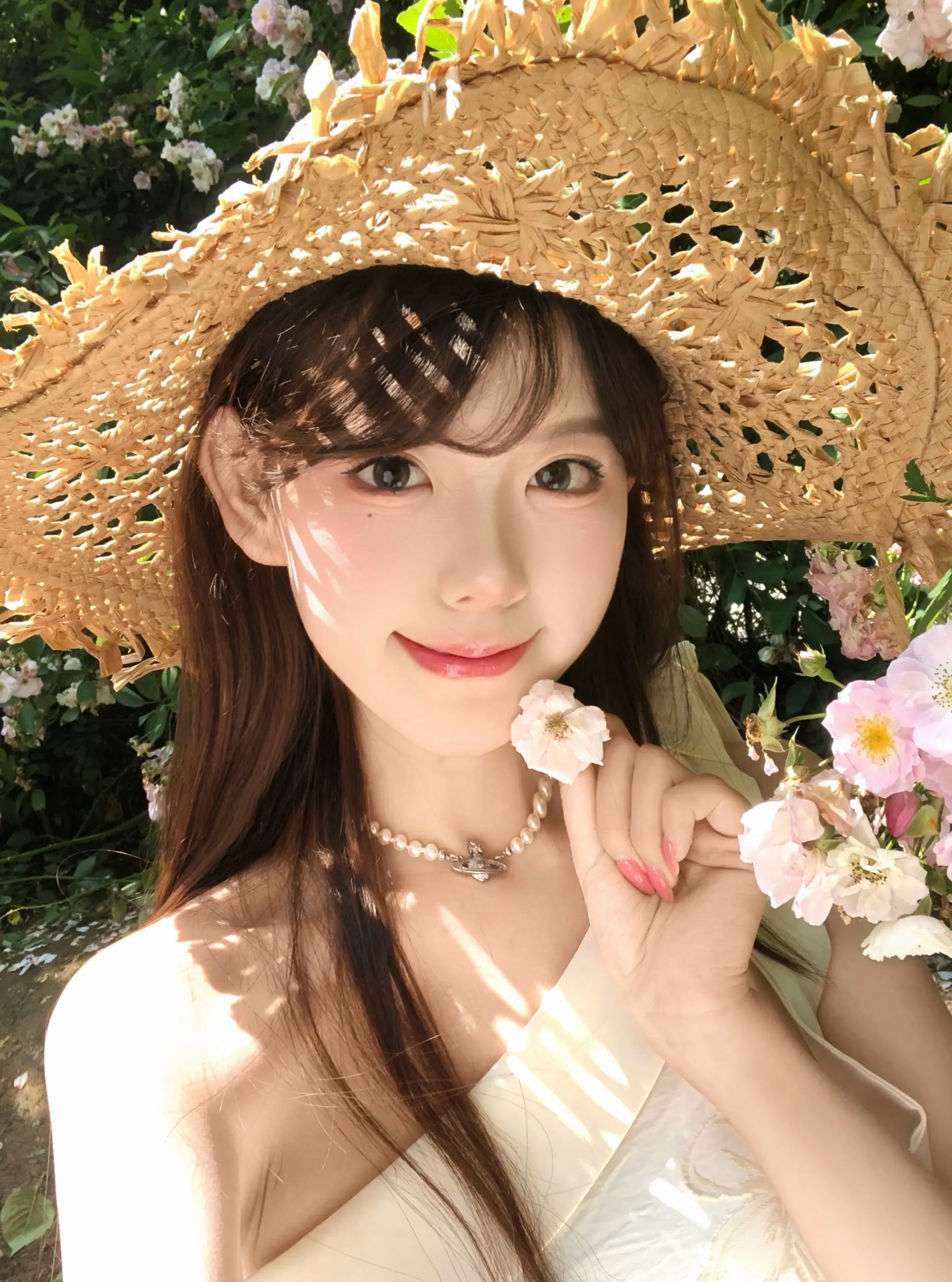 阳光连同幸福一起穿过我的瞳孔