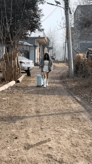 这恐怕是过年回老家走的最紧张的一段路了吧？
网友：看到村口的“情报站”谁不紧张呢