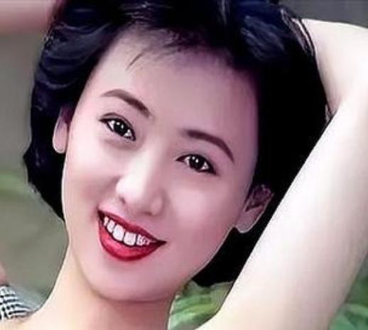 翁虹曾感慨“人生的剧本有时候比电影还离奇”，这是她基于自身丰富坎坷的经历发出的肺